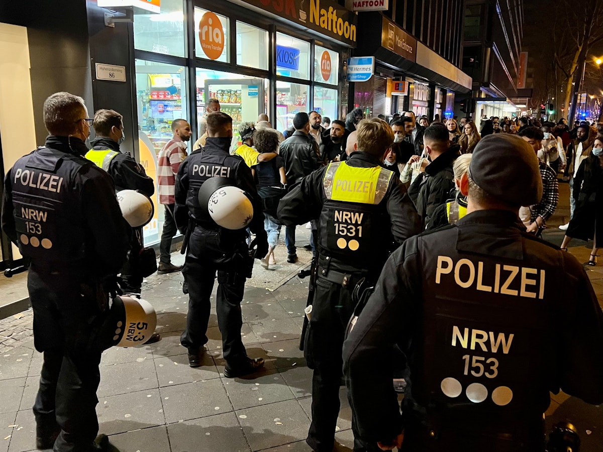 Jahreswechsel von 2021 auf das Jahr 2022 in Köln. Großeinsatz der Polizei NRW und dem Kölner Ordnungsamt auf dem Hohenzollernring in der Kölner Innenstadt. Die beiden Clubs Incavall und Diamonds wurden wegen Verstößen gegen die geltenden Corona-Verordnungen geräumt und geschlossen.