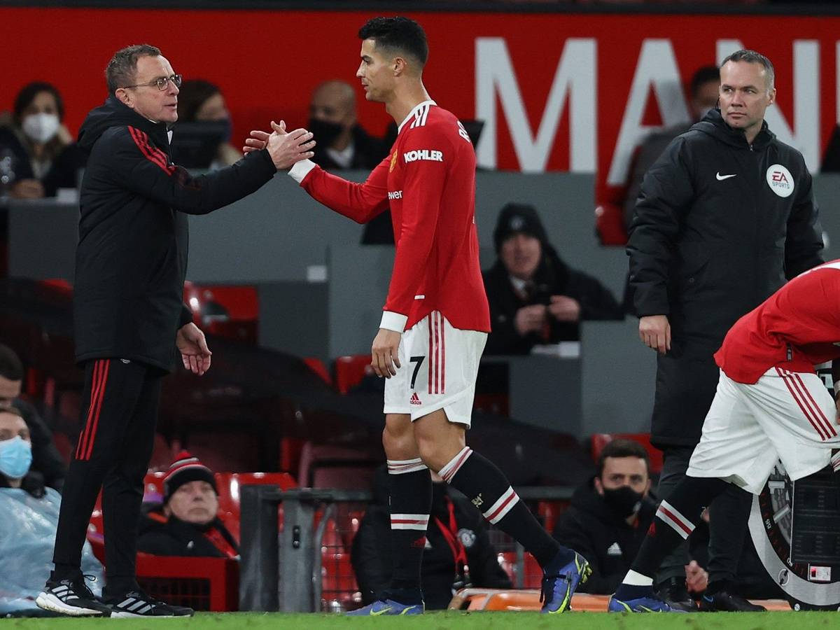 Cristiano Ronaldo klatscht mit Ralf Rangnick bei einer Auswechslung ab.