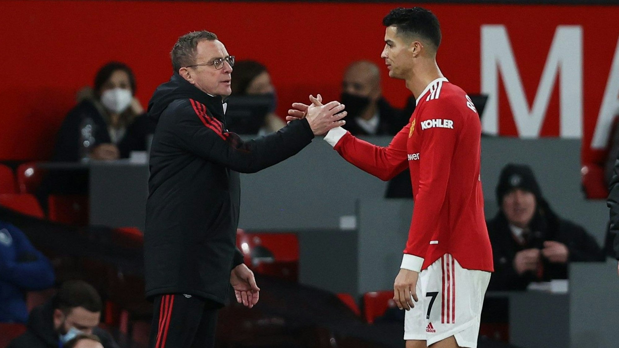 Cristiano Ronaldo klatscht mit Ralf Rangnick bei einer Auswechslung ab.