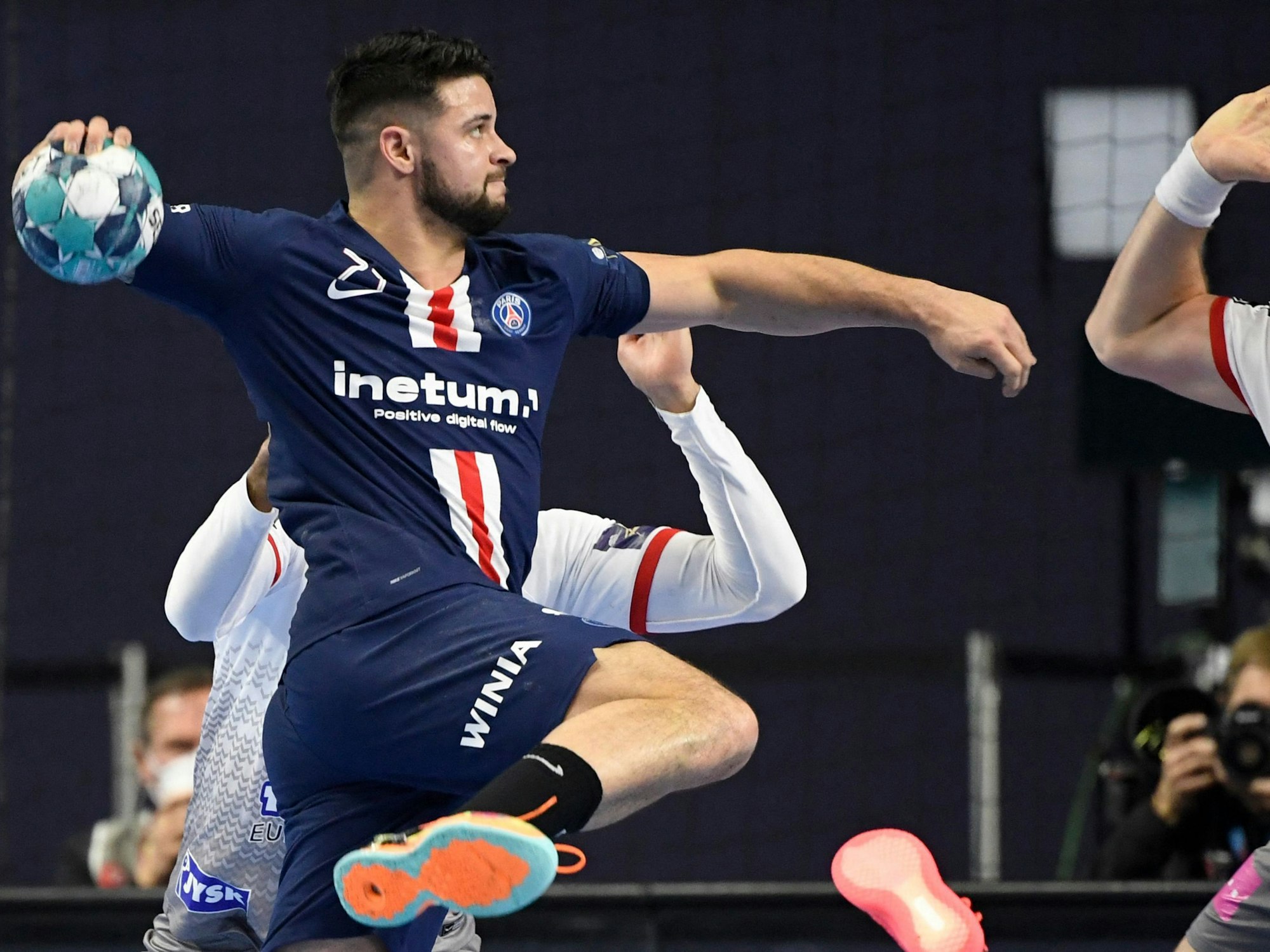 Elohim Prandi (PSG) in Aktion gegen Veszprem HC in der Handball-Champions-League in Köln.