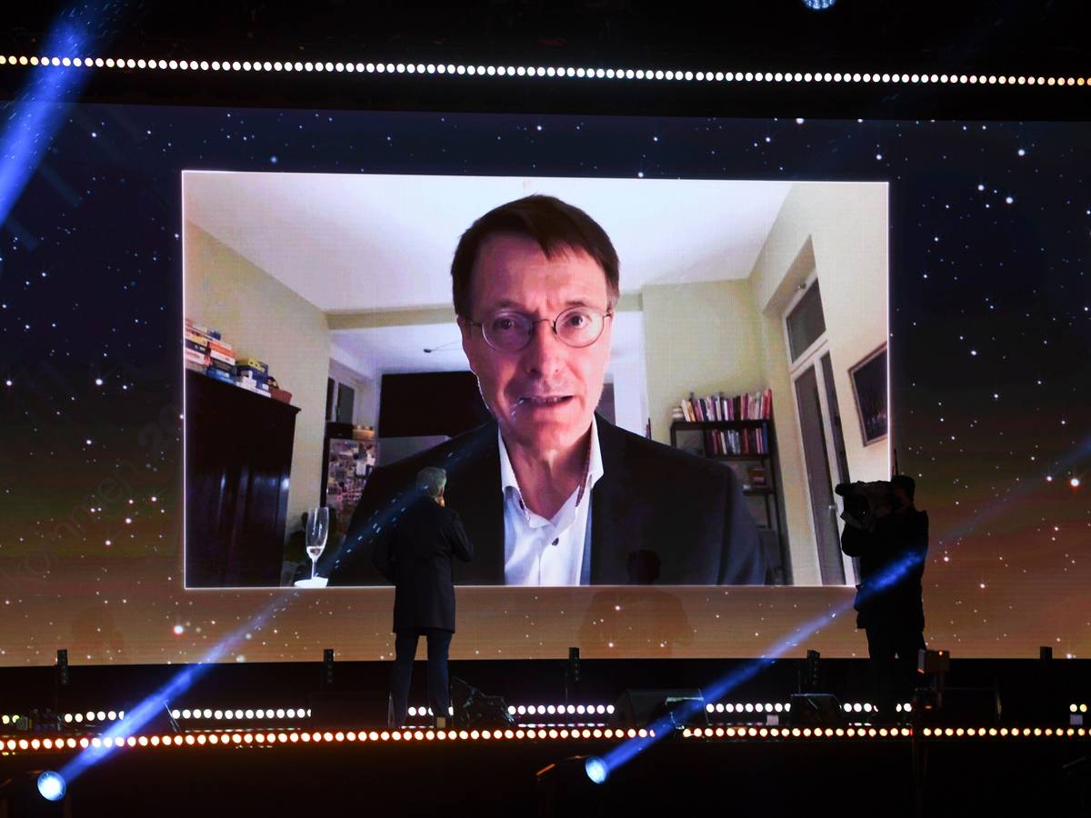 Karl Lauterbach ist bei der Silvestersendung des ZDF am Brandenburger Tor per Video zugeschaltet.
