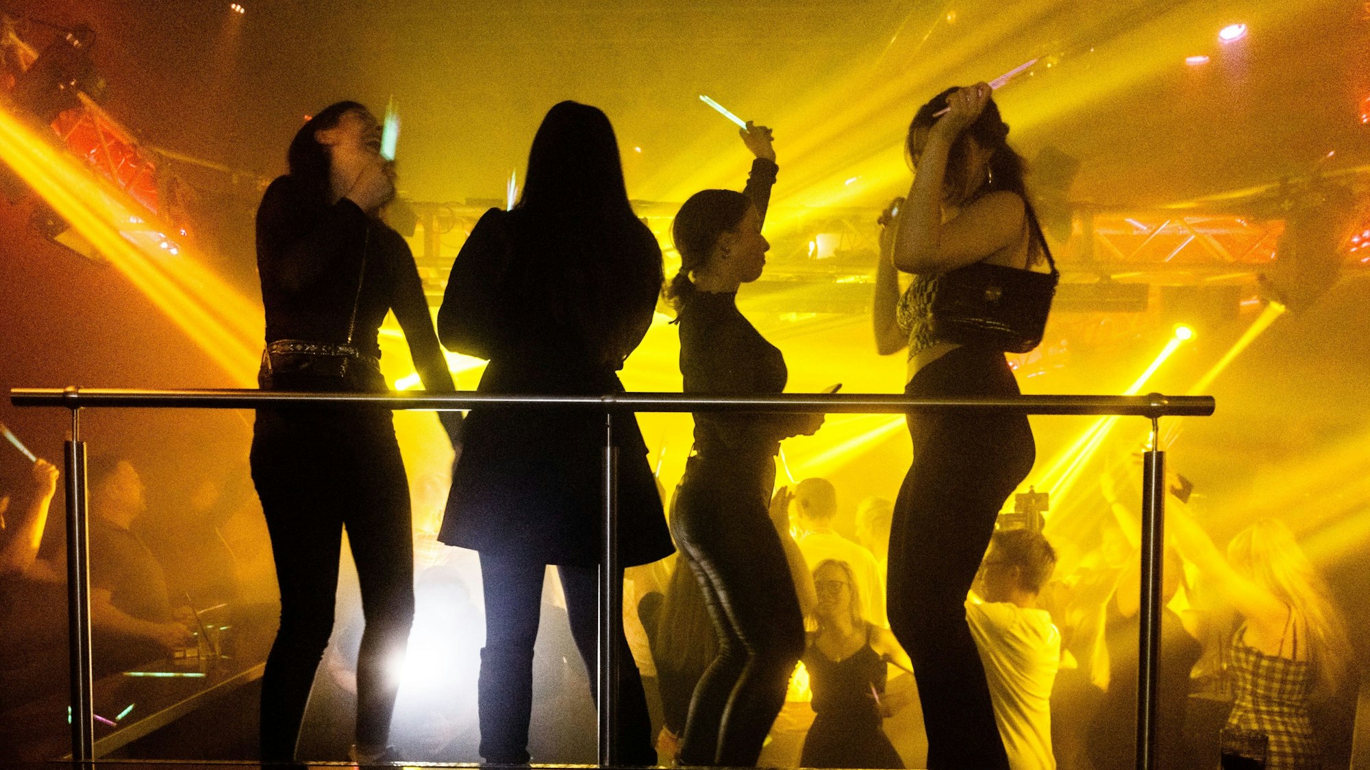 Besucher tanzen am 25. Juli 2021 in der Diskothek „Joy“ in Henstedt-Ulzburg. Bei mindestens drei Veranstaltungen in Schleswig-Holstein vor und an Weihnachten hat es trotz strenger Auflagen Kontakte mit coronainfizierten Teilnehmern gegeben.