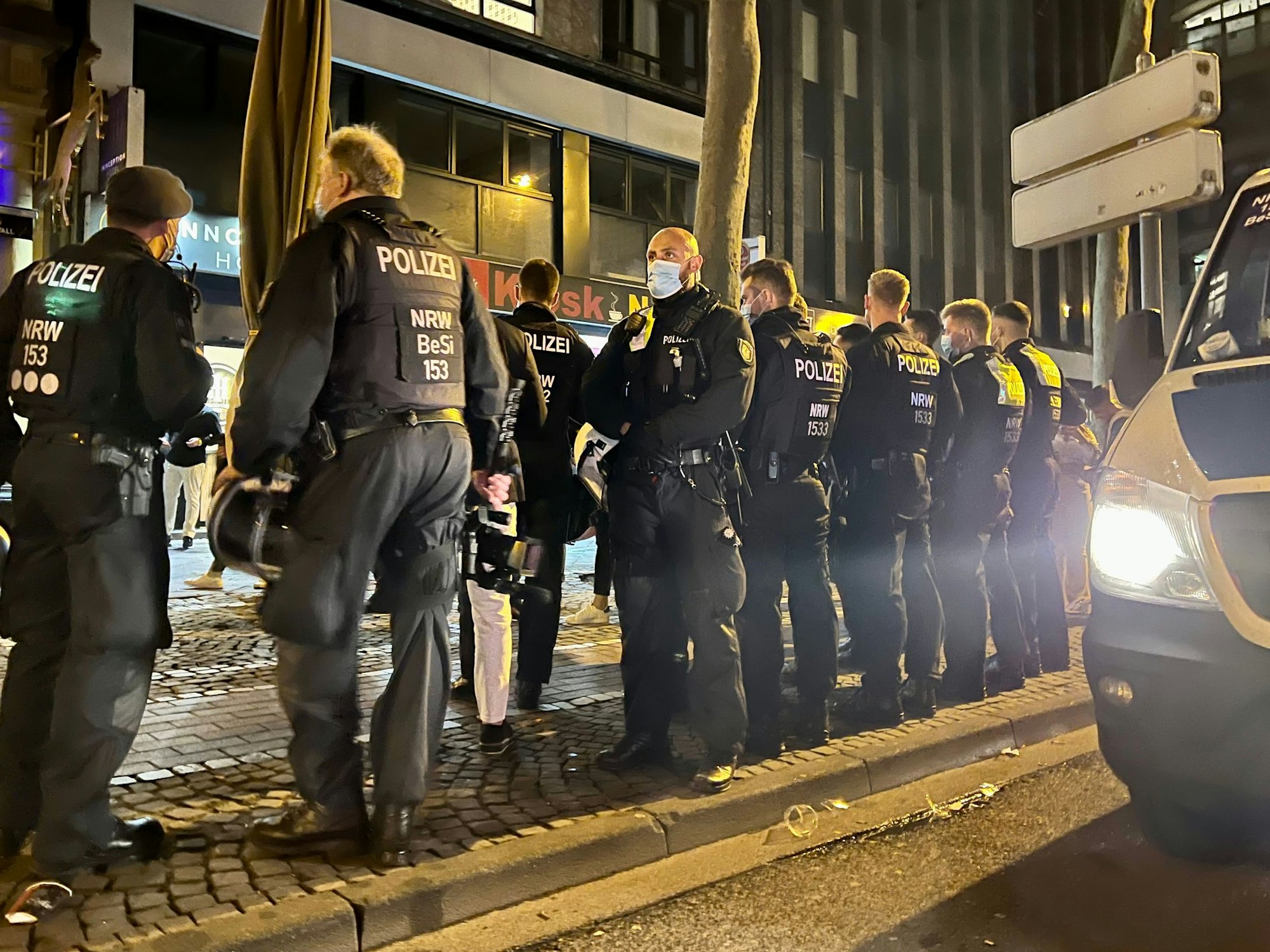 Einsatzkräfte der Polizei stehen in Reihe auf den Kölner Ringen.