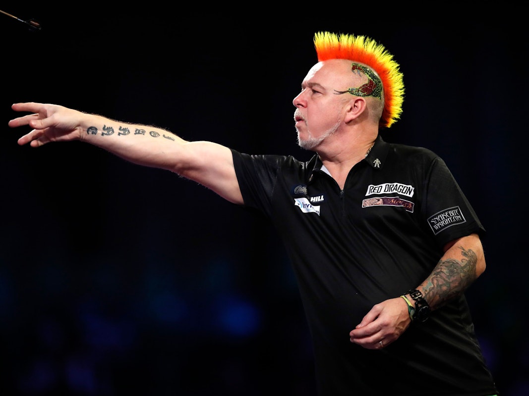 Peter Wright wirft bei der Darts-WM im Spiel gegen Callan Rydz.