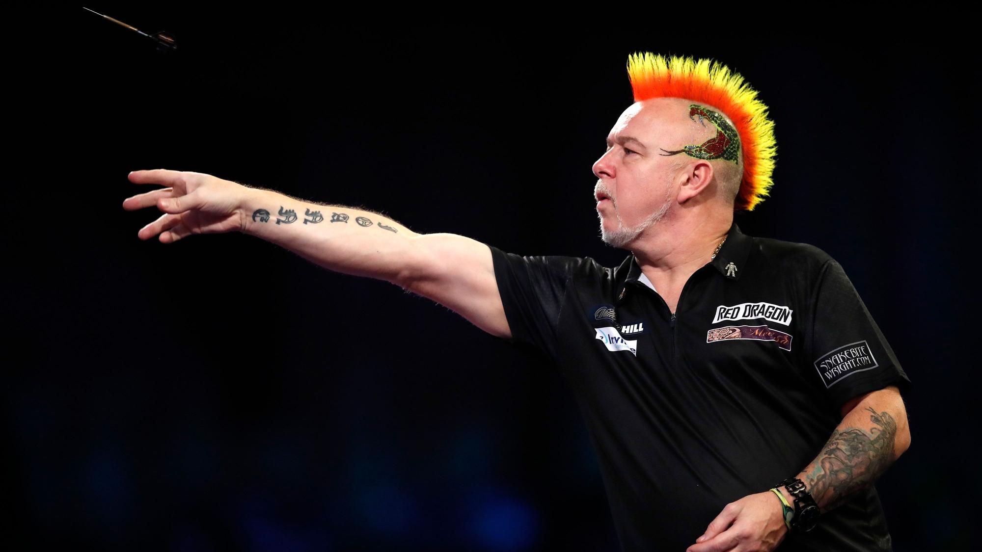 Peter Wright wirft bei der Darts-WM im Spiel gegen Callan Rydz.