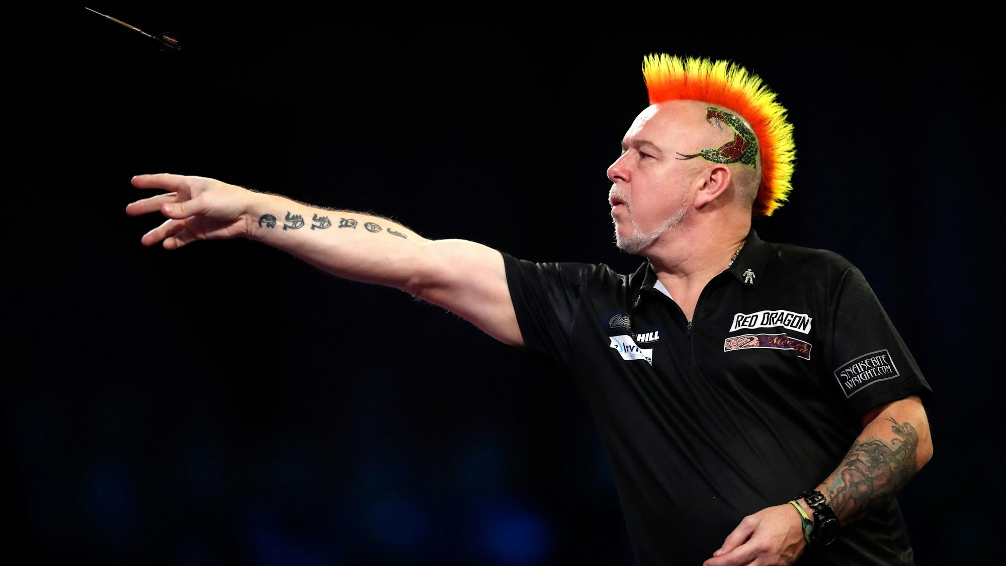 Peter Wright wirft bei der Darts-WM im Spiel gegen Callan Rydz.