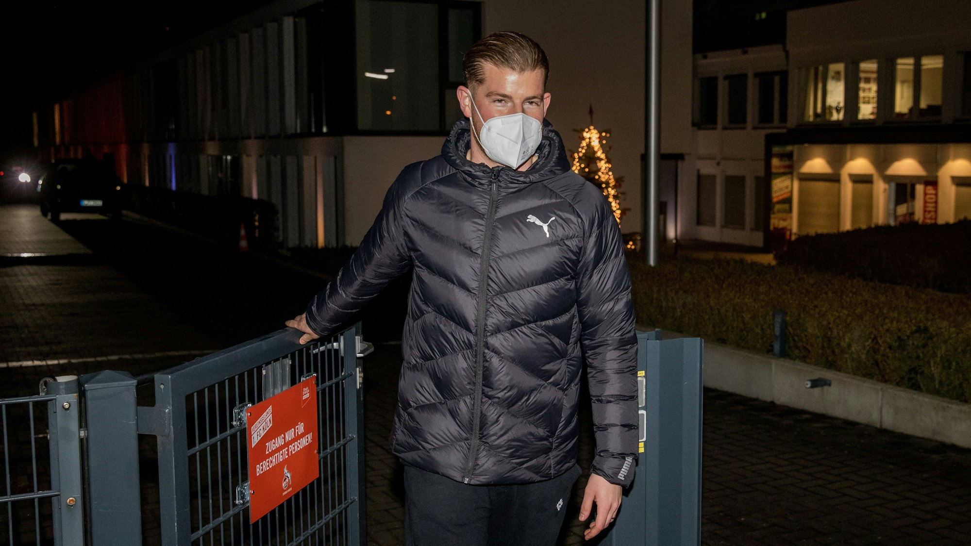 Timo Horn verlässt das Geißbockheim nach einem Corona-Test.