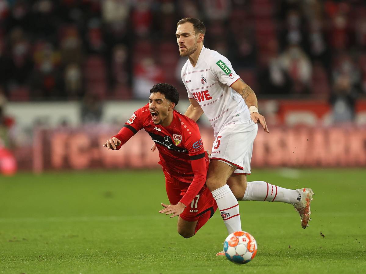 Zweikampf zwischen Rafael Czichos (1. FC Köln) und Omar Marmoush (VfB Stuttgart).