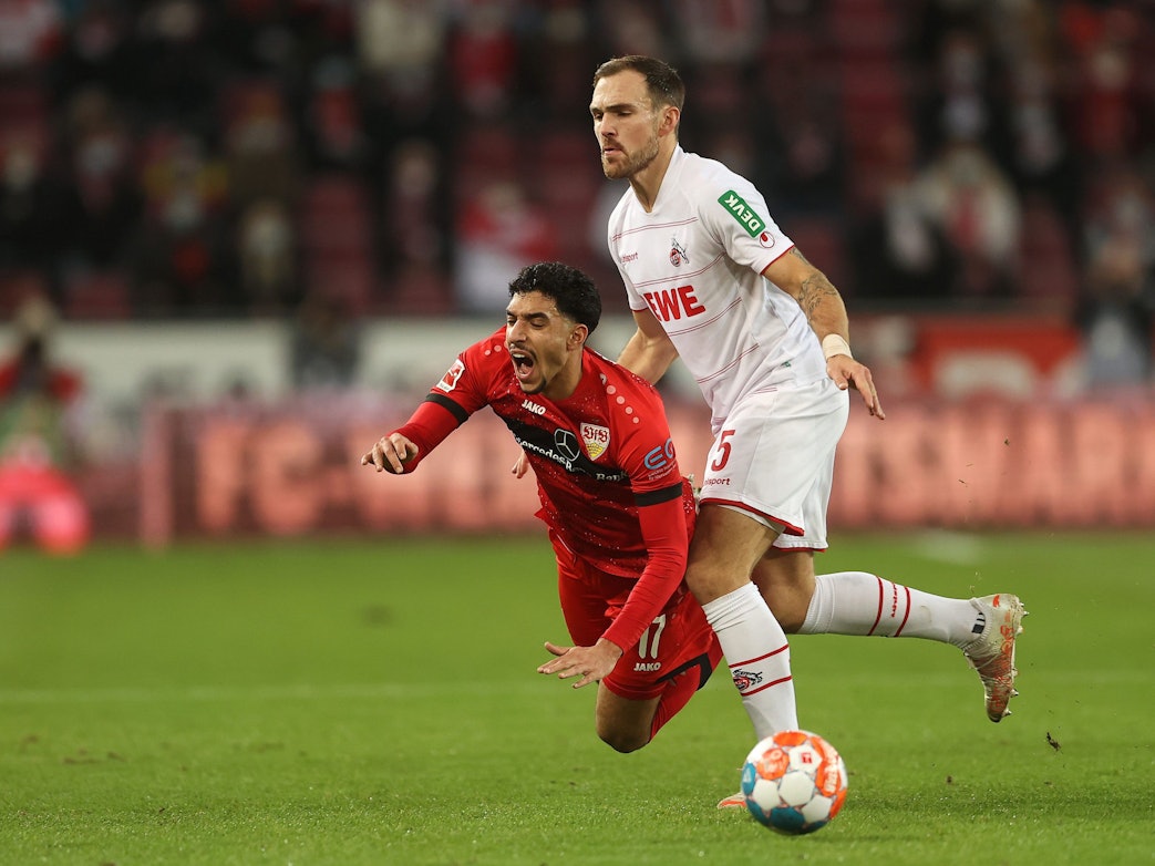 Zweikampf zwischen Rafael Czichos (1. FC Köln) und Omar Marmoush (VfB Stuttgart).