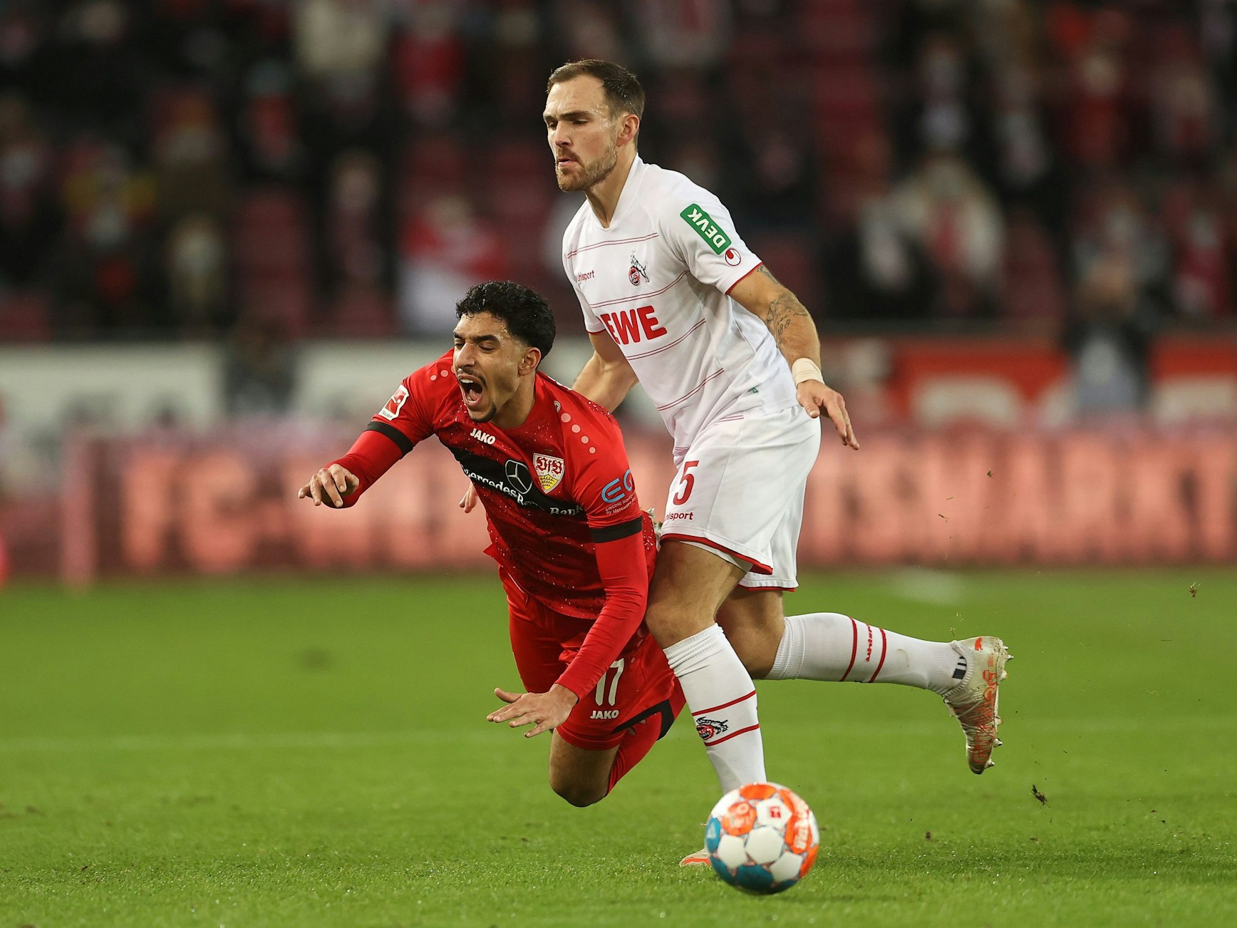 Zweikampf zwischen Rafael Czichos (1. FC Köln) und Omar Marmoush (VfB Stuttgart).