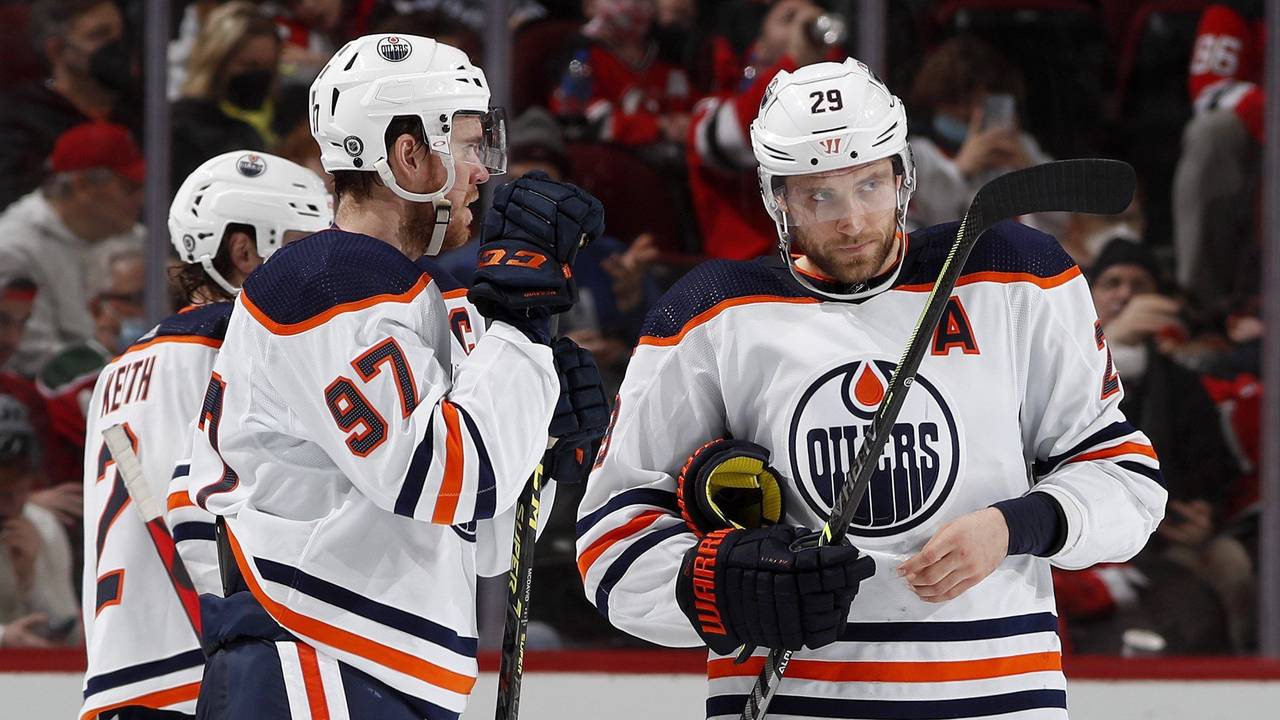 Leon Draisaitl und Connor McDavid unterhalten sich auf dem Eis.