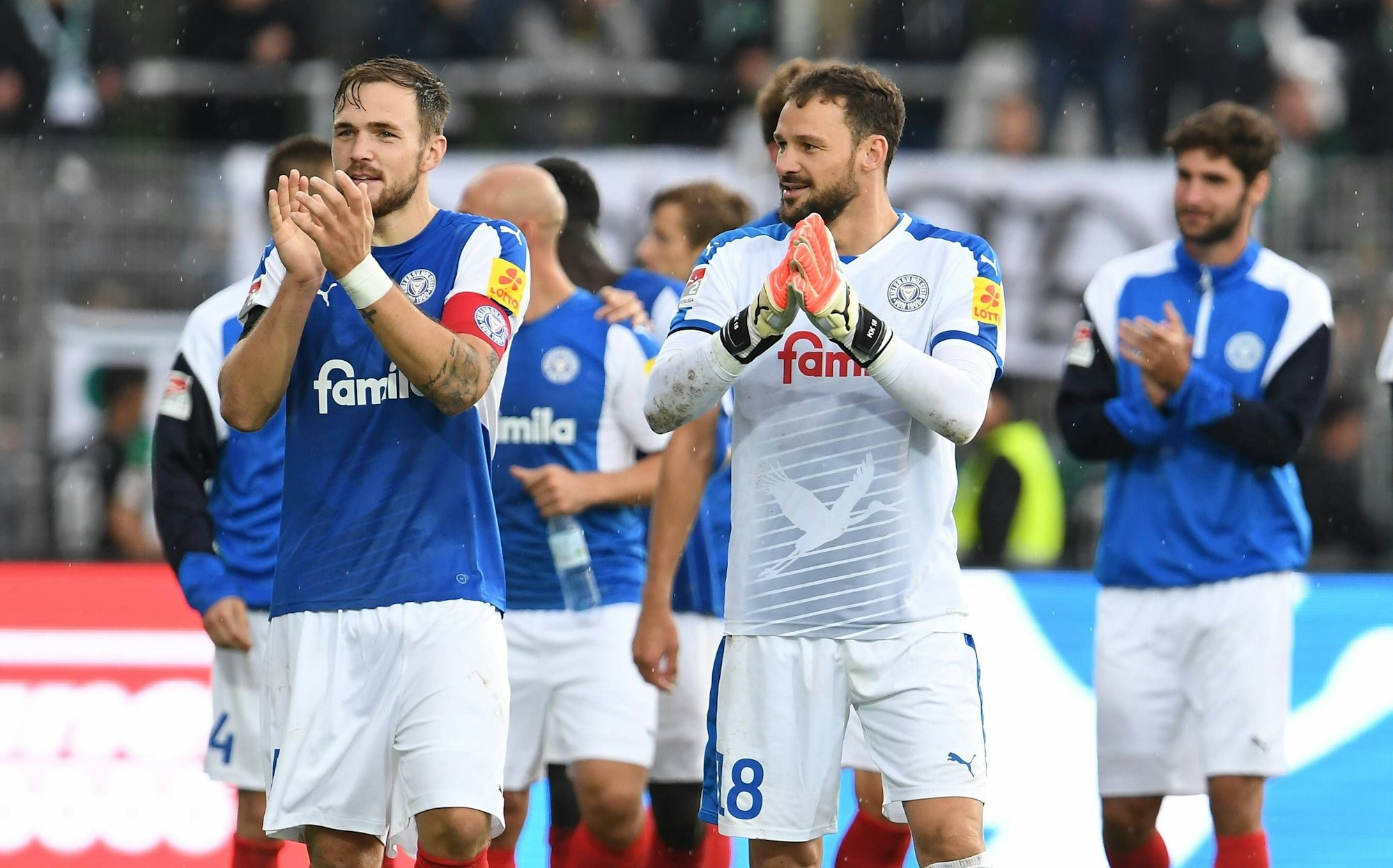 Die Kieler Rafael Czichos und Kenneth Kronholm applaudieren den Fans.