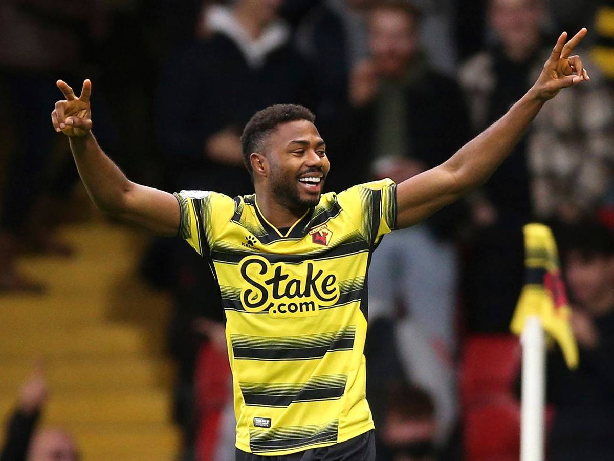 Emmanuel Dennis trifft für FC Watford und feiert.
