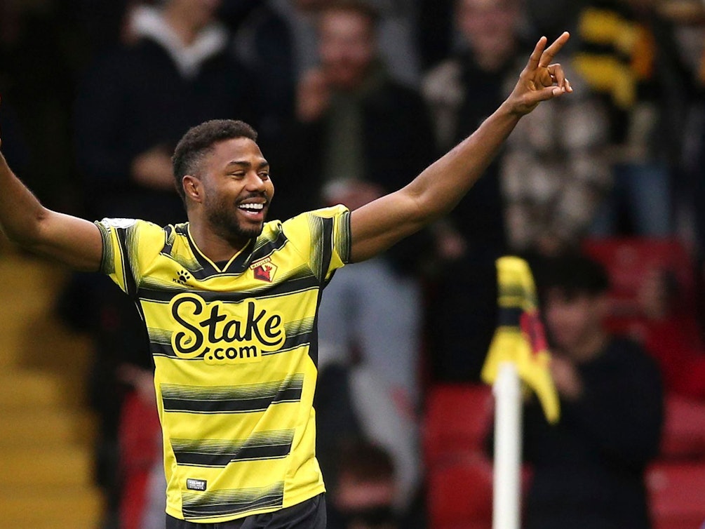 Emmanuel Dennis trifft für FC Watford und feiert.