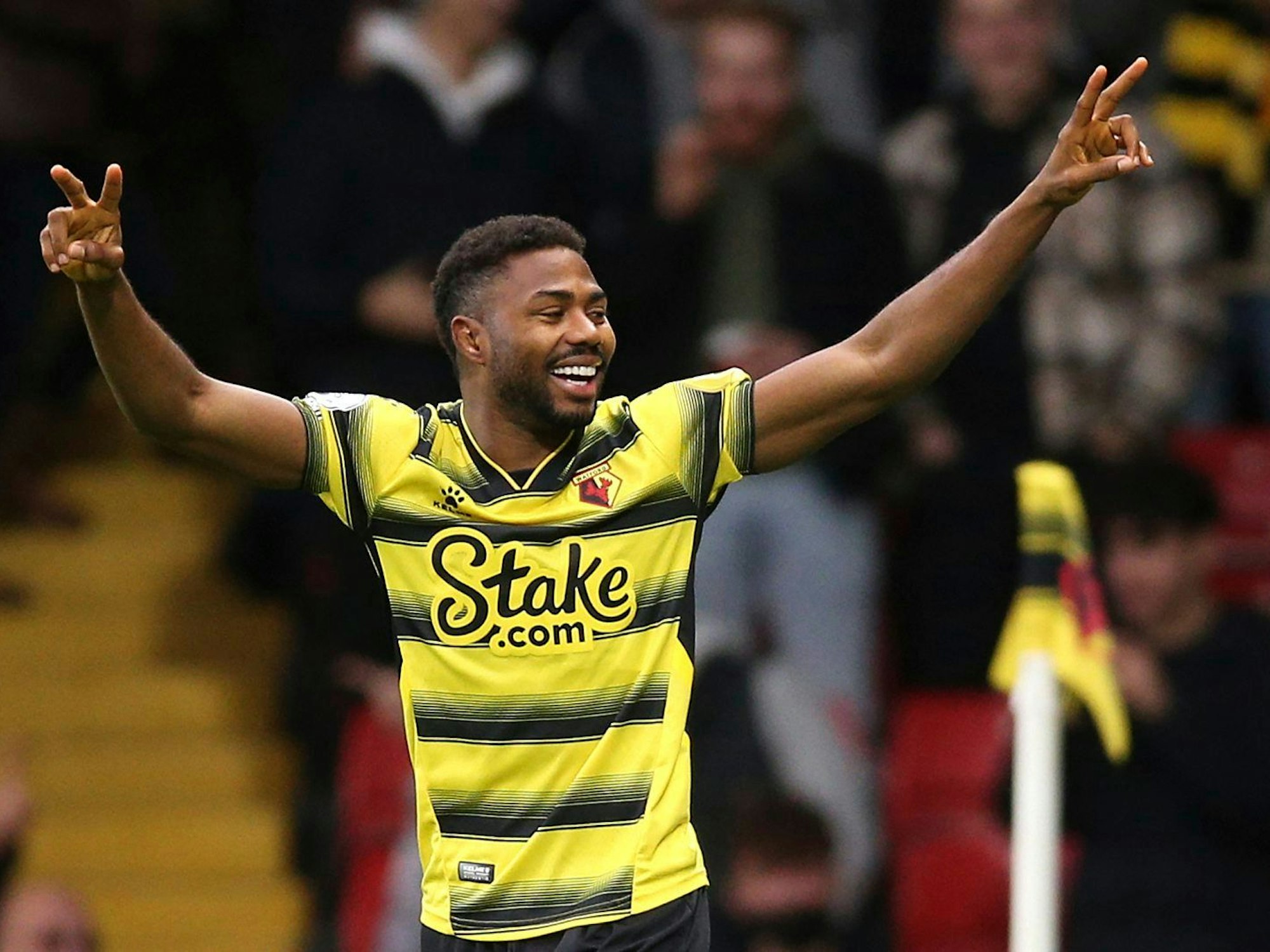 Emmanuel Dennis trifft für FC Watford und feiert.