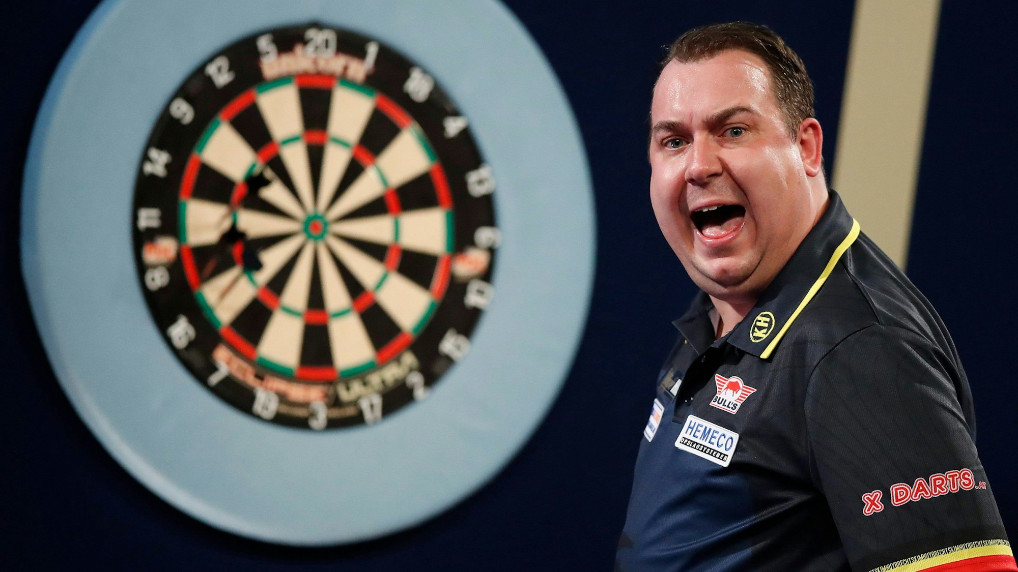 Darts-Profi Kim Huybrechts lässt bei seiner Drittrundenpartie gegen Weltmeister Gerwyn Price seine Emotionen in Form eines Schreis raus.