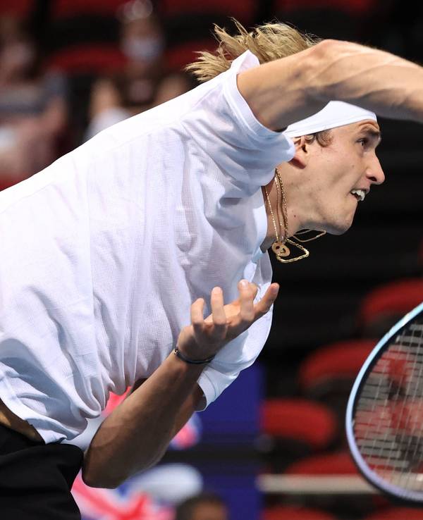 Tennis-Star Alexander Zverev beim Aufschlag.