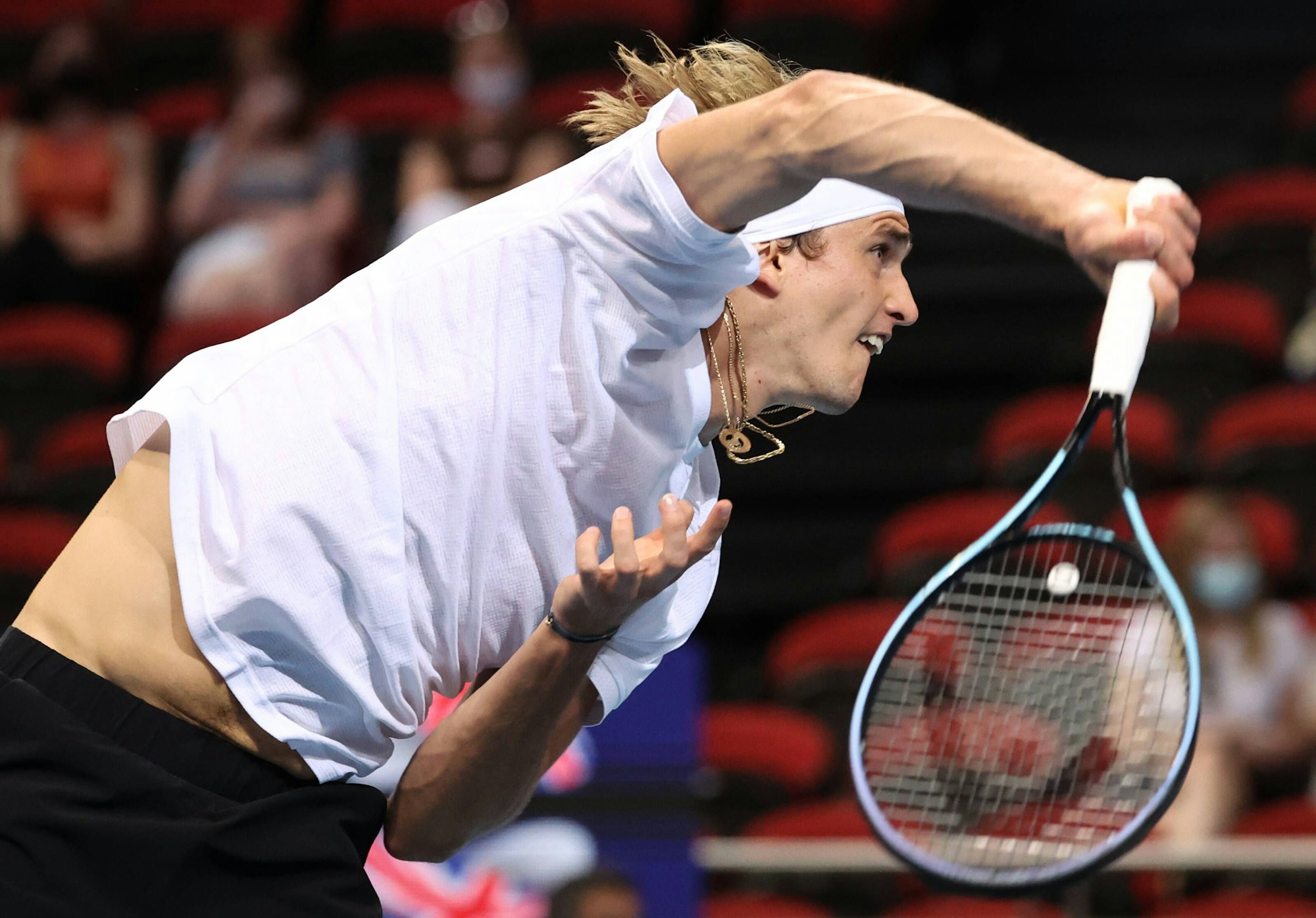 Tennis-Star Alexander Zverev beim Aufschlag.