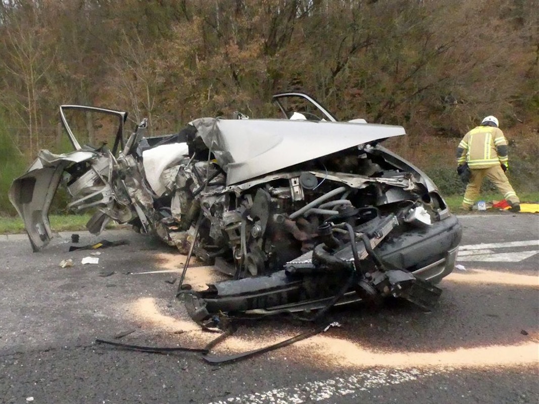Ein völlig zerfetzter Opel liegt auf der Fahrbahn der L336, er ist nur noch ein Knäuel aus Blech- und Plastikteilen.