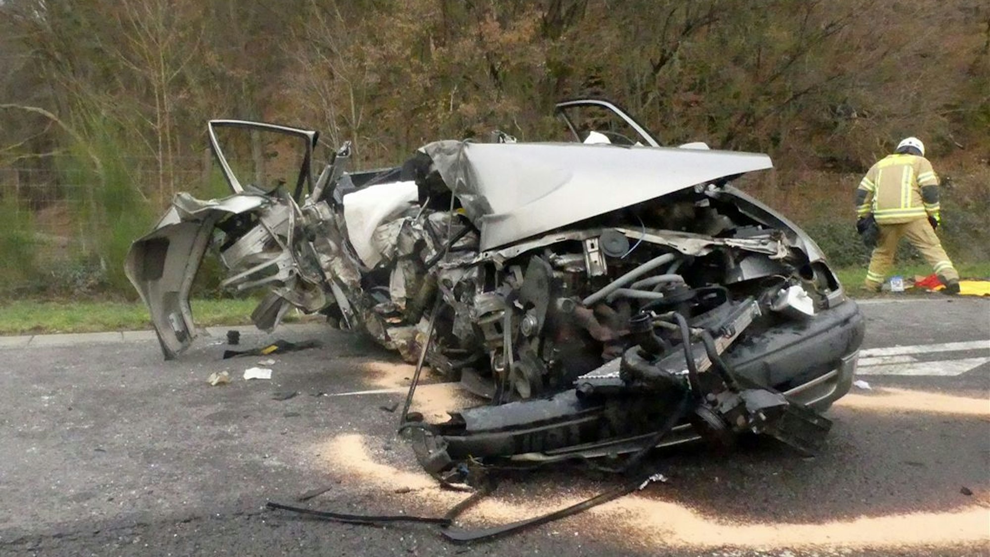 Ein völlig zerfetzter Opel liegt auf der Fahrbahn der L336, er ist nur noch ein Knäuel aus Blech- und Plastikteilen.