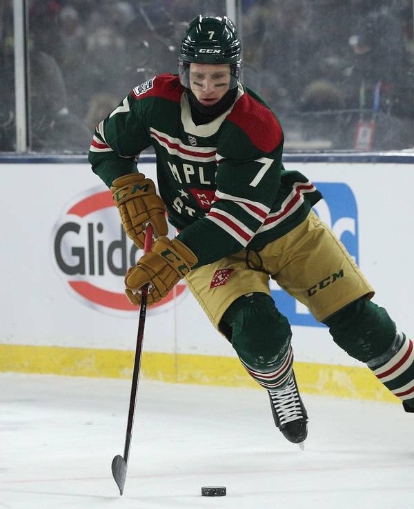 Wild-Profi Nico Sturm treibt bei den NHL Winter Classic gegen die St. Louis Blues den Eishockey-Puck nach vorne.