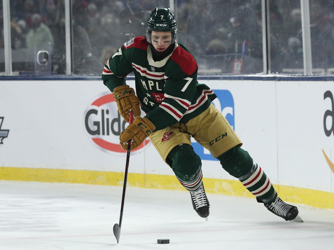 Wild-Profi Nico Sturm treibt bei den NHL Winter Classic gegen die St. Louis Blues den Eishockey-Puck nach vorne.