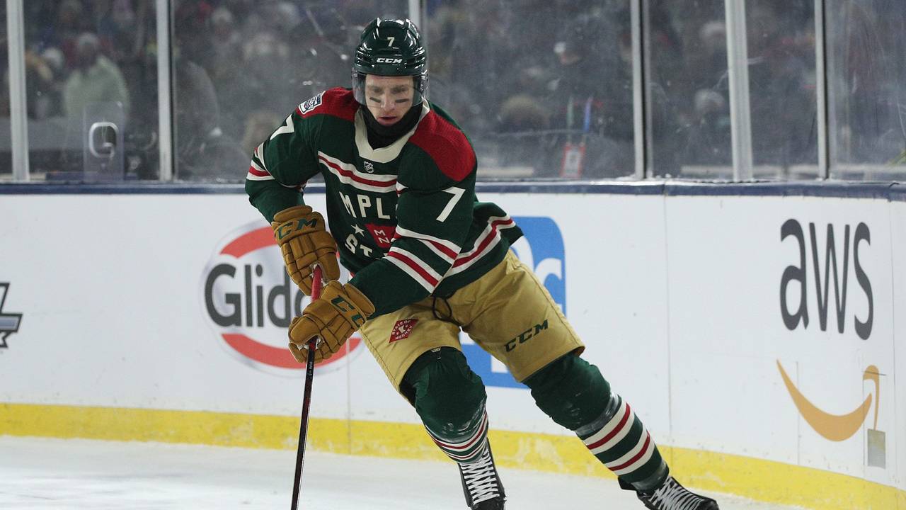 Wild-Profi Nico Sturm treibt bei den NHL Winter Classic gegen die St. Louis Blues den Eishockey-Puck nach vorne.