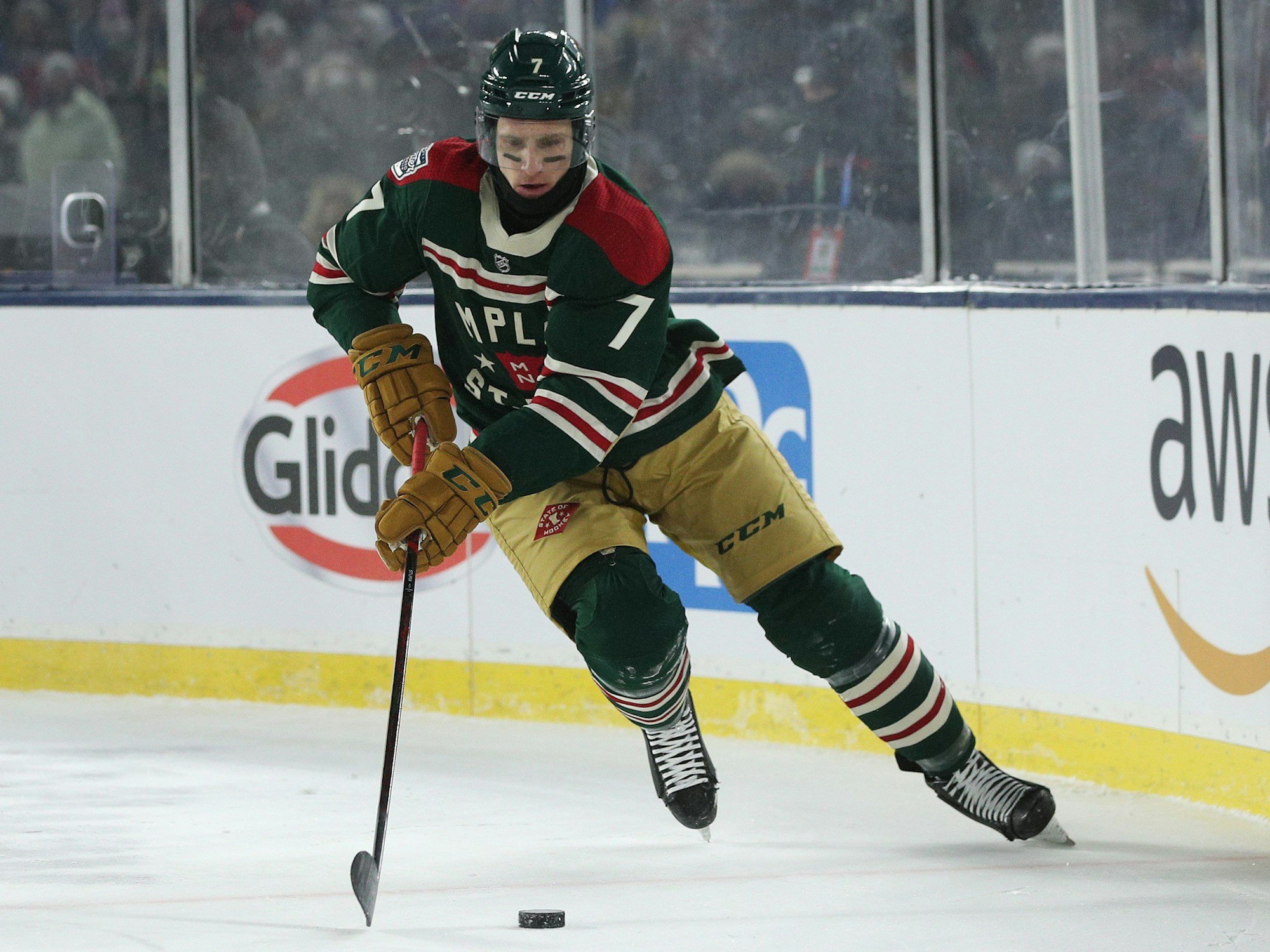 Wild-Profi Nico Sturm treibt bei den NHL Winter Classic gegen die St. Louis Blues den Eishockey-Puck nach vorne.