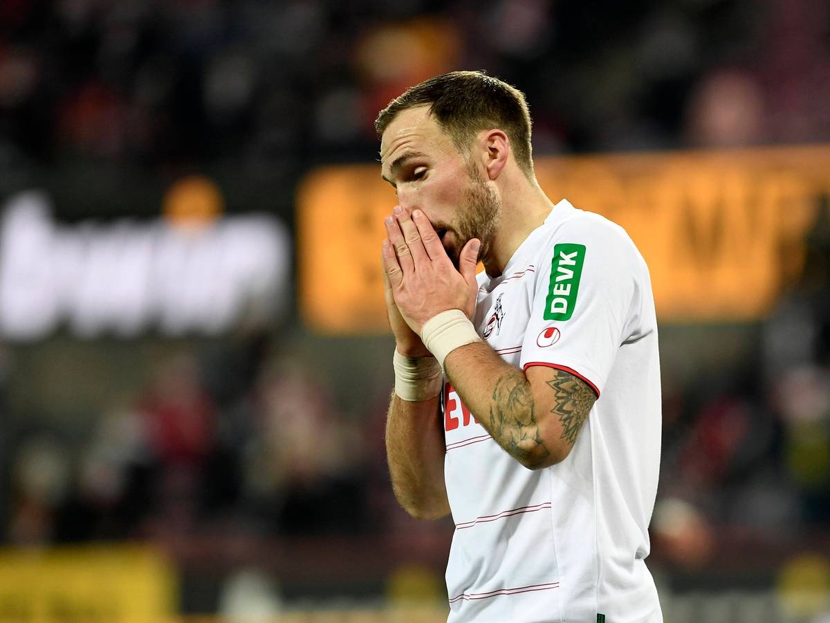 Rafael Czichos faltet die Hände vor dem Gesicht zusammen