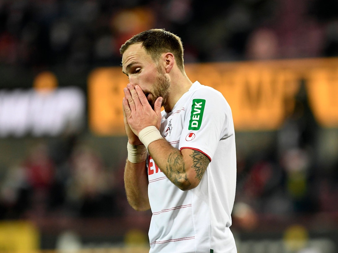 Rafael Czichos faltet die Hände vor dem Gesicht zusammen