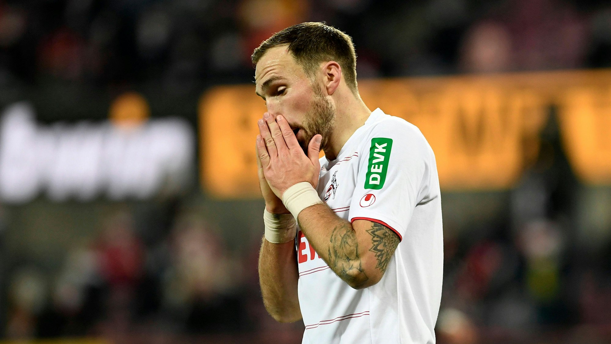 Rafael Czichos faltet die Hände vor dem Gesicht zusammen