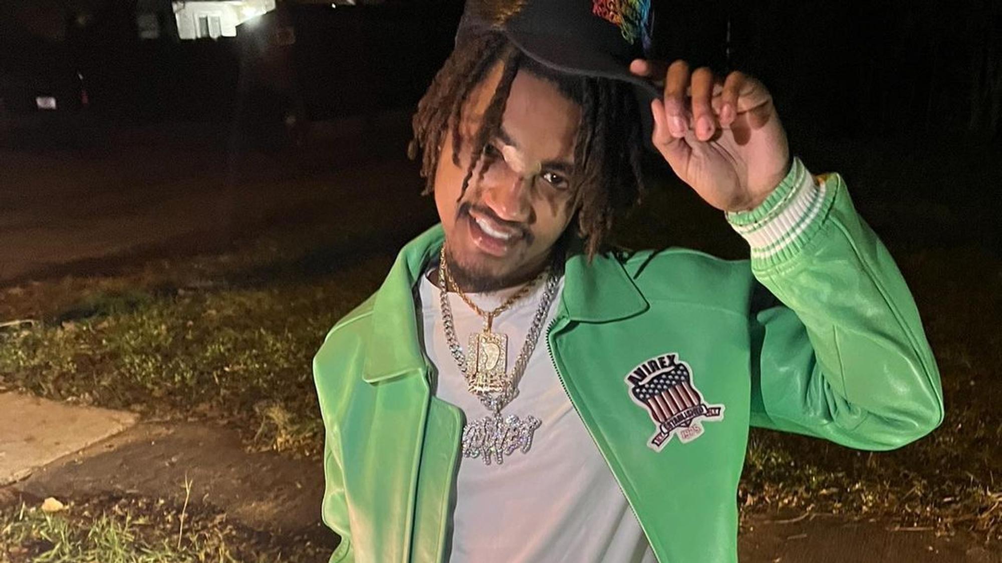 Rapper Lil Devin, hier auf einem Instagram-Foto, posiert mit Kappe und grünem Sweater.