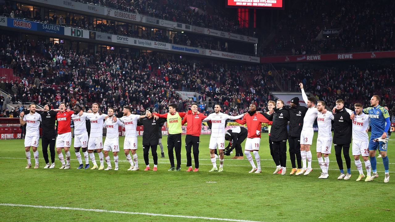 Der 1. FC Köln jubelt gegen Borussia Mönchengladbach.