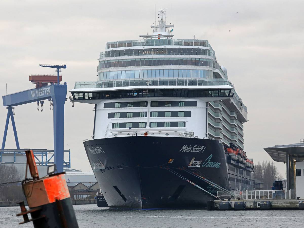 Der Luxusliner „Mein Schiff 1“ von TUI Cruises hat als letztes Kreuzfahrtschiff der Saison im Ostseebad festgemacht.