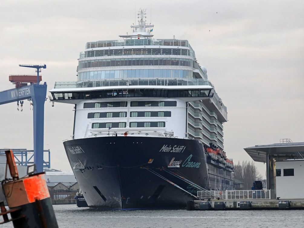 Der Luxusliner „Mein Schiff 1“ von TUI Cruises hat als letztes Kreuzfahrtschiff der Saison im Ostseebad festgemacht.
