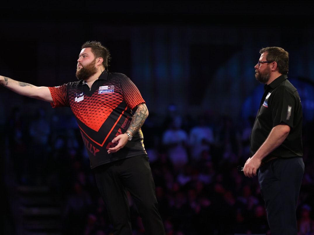 Michael Smith wirft einen Pfeil bei der Darts-WM.
