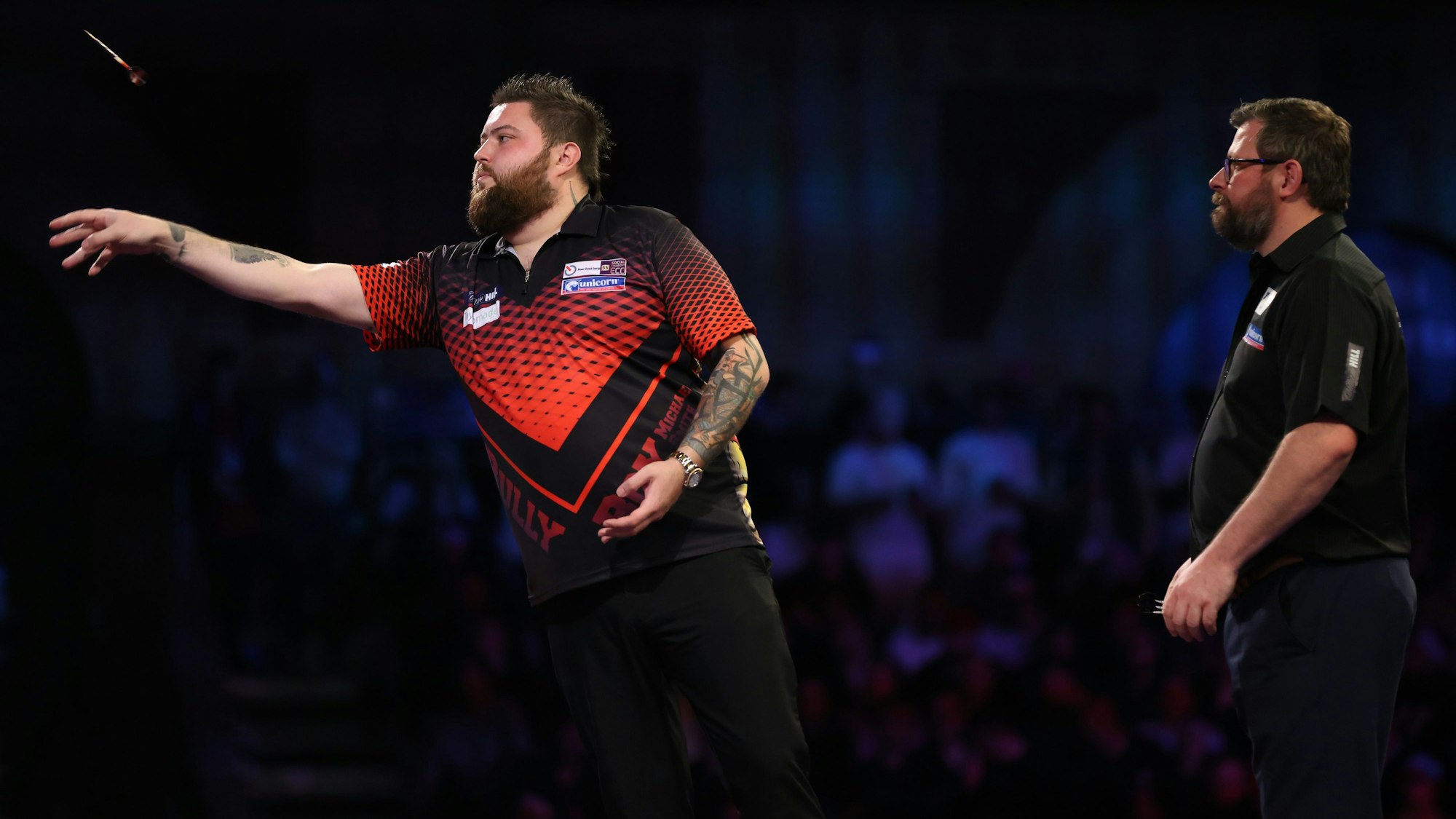 Michael Smith wirft einen Pfeil bei der Darts-WM.