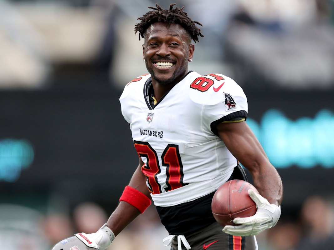 Antonio Brown hält im NFL-Spiel der Tampa Bay Buccaneers den Football in der Hand.