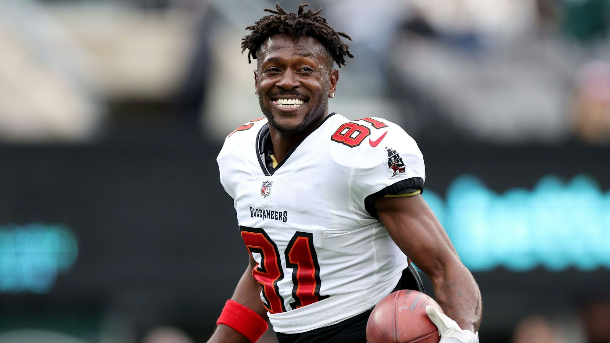 Antonio Brown hält im NFL-Spiel der Tampa Bay Buccaneers den Football in der Hand.