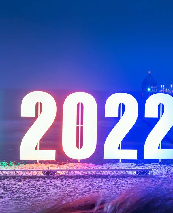 Das Ostseebad Zingst grüßt seine Gäste am Neujahrsmorgen mit der Jahreszahl 2022.