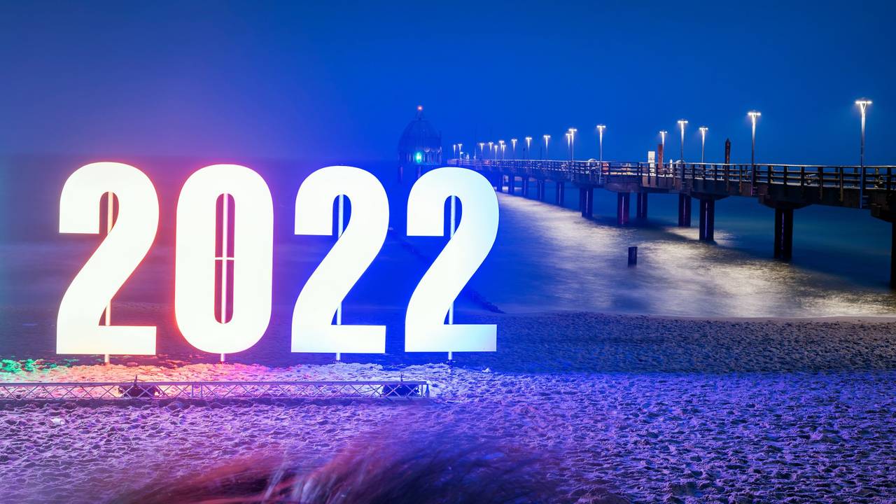 Das Ostseebad Zingst grüßt seine Gäste am Neujahrsmorgen mit der Jahreszahl 2022.