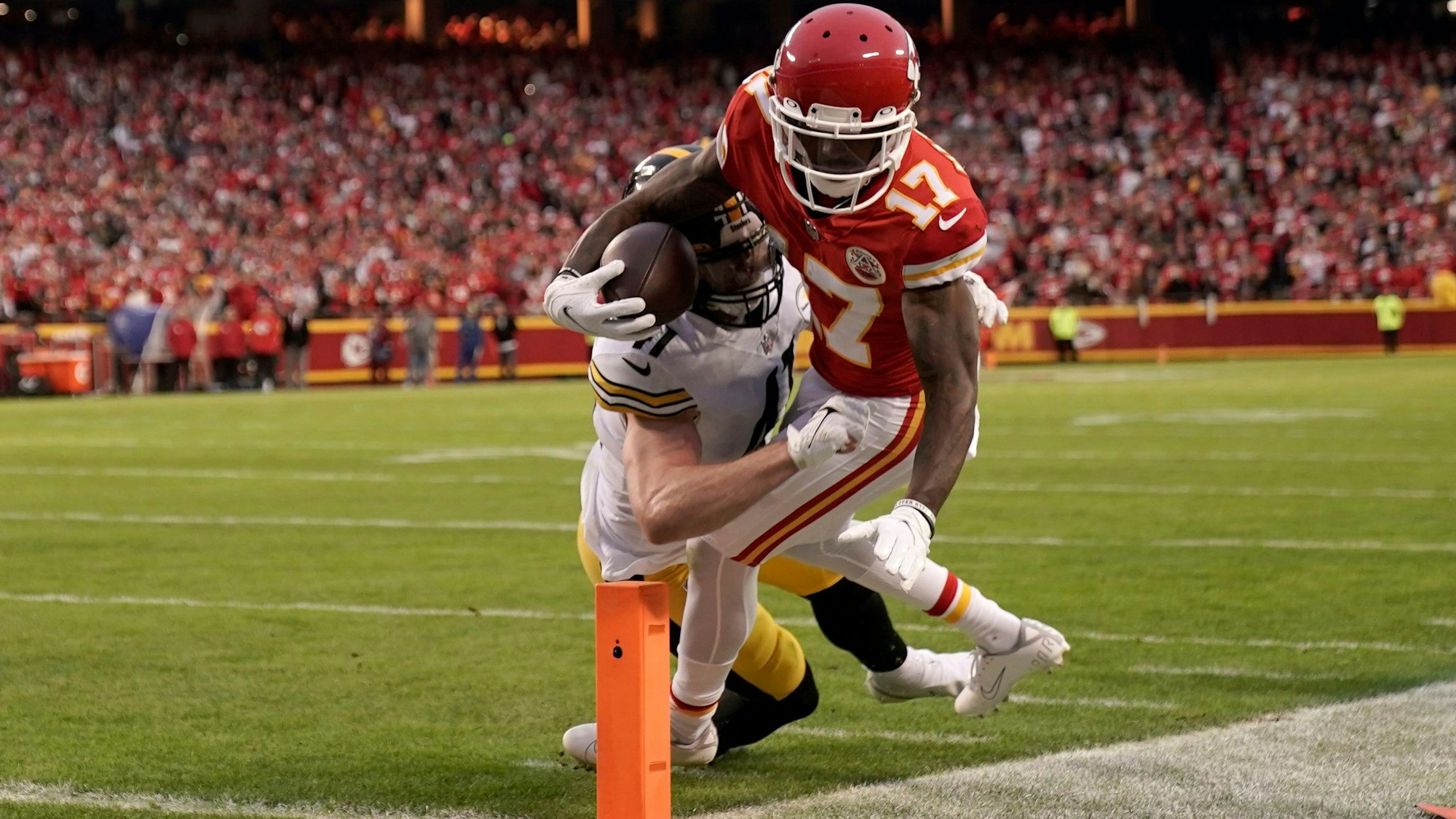 Wide Receiver Mecole Hardman (17) von den Kansas City Chiefs sichert den Football im NFL-Spiel gegen die Pittsburgh Steelers.