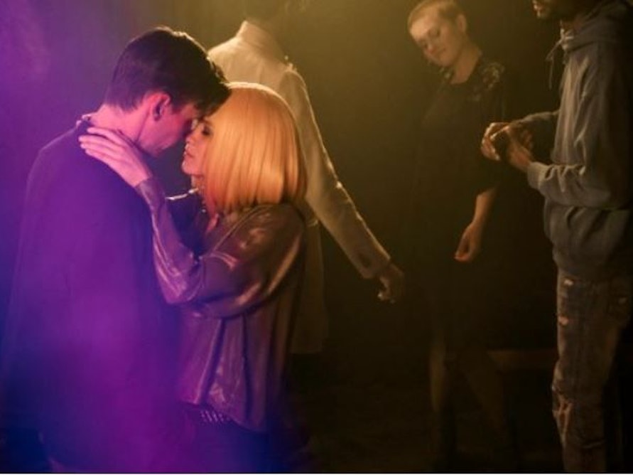 Tatort: Gier und Angst: Kann nicht wieder alles so wie früher sein? Kommissar Jan Pawlak (Rick Okon) tanzt mit seiner Frau Ella (Anke Retzlaff) im Nachtclub.
© WDR / unafilm GmbH / Elliott Kreyenberg