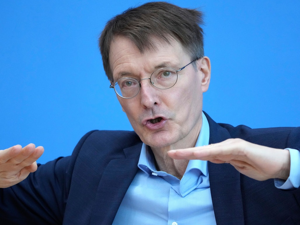 Karl Lauterbach (hier im Dezember 2021) erklärte, auf die Omikron-Welle mit neuen Beschlüssen reagieren zu wollen.