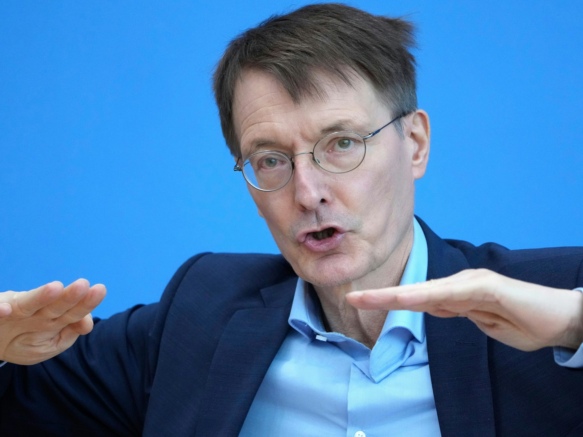 Karl Lauterbach (hier im Dezember 2021) erklärte, auf die Omikron-Welle mit neuen Beschlüssen reagieren zu wollen.