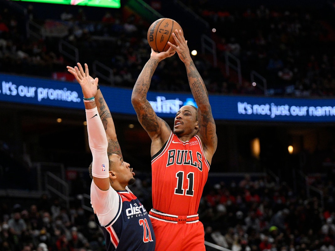Bulls-Forward DeMar DeRozan im Zwwikampf mit Wizards-Verteidiger Daniel Gafford.