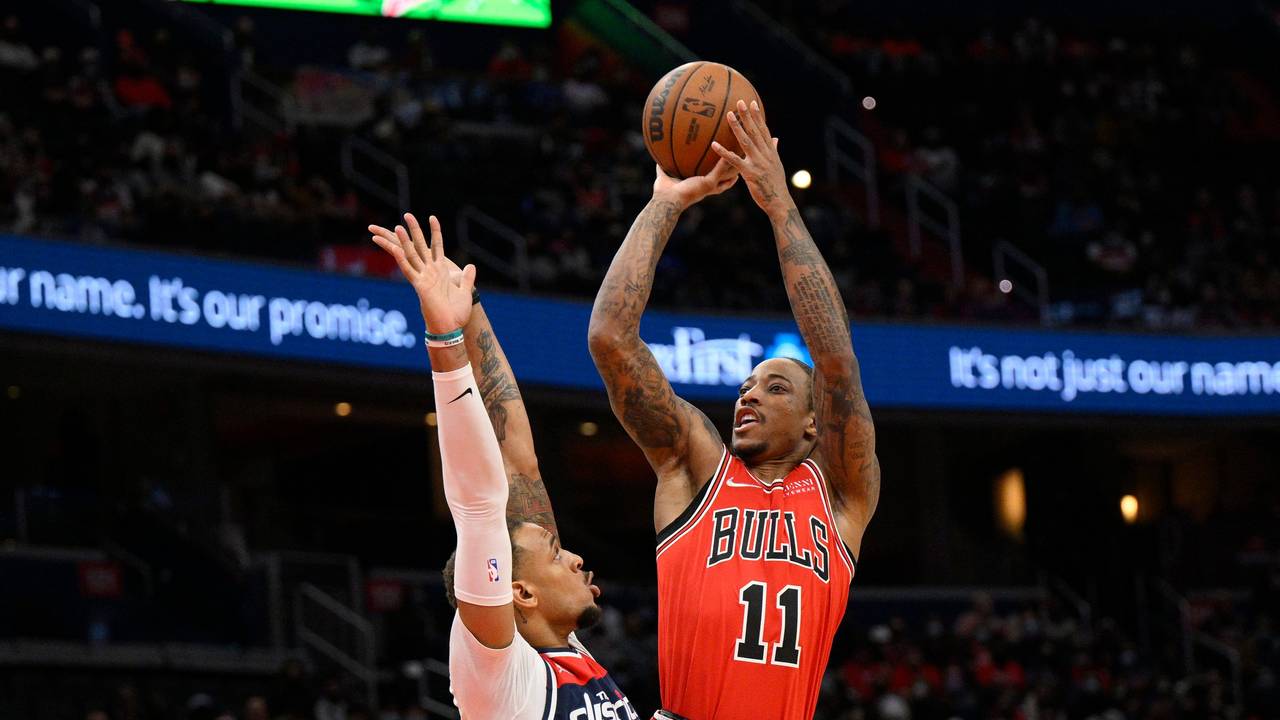 Bulls-Forward DeMar DeRozan im Zwwikampf mit Wizards-Verteidiger Daniel Gafford.