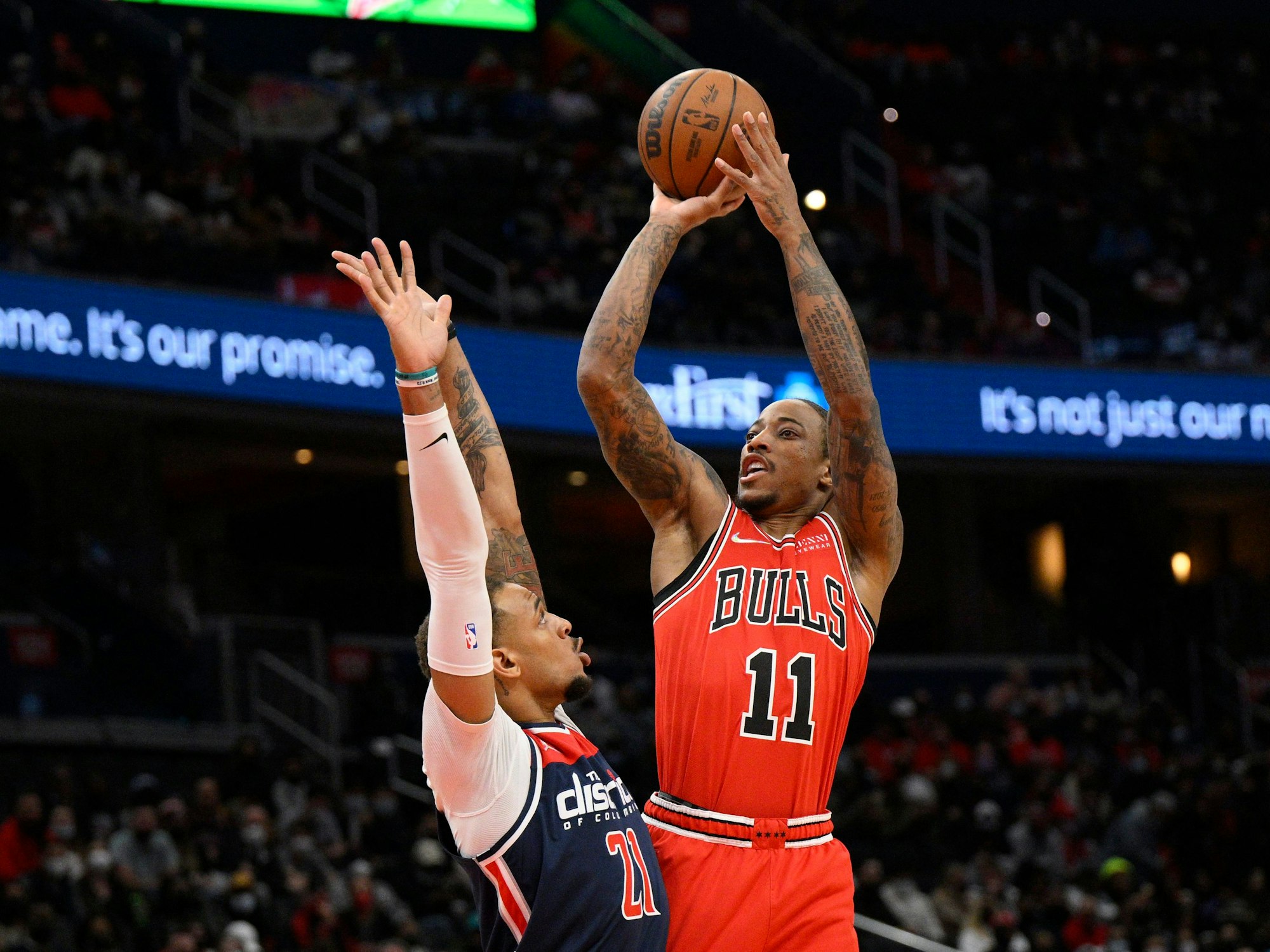 Bulls-Forward DeMar DeRozan im Zwwikampf mit Wizards-Verteidiger Daniel Gafford.