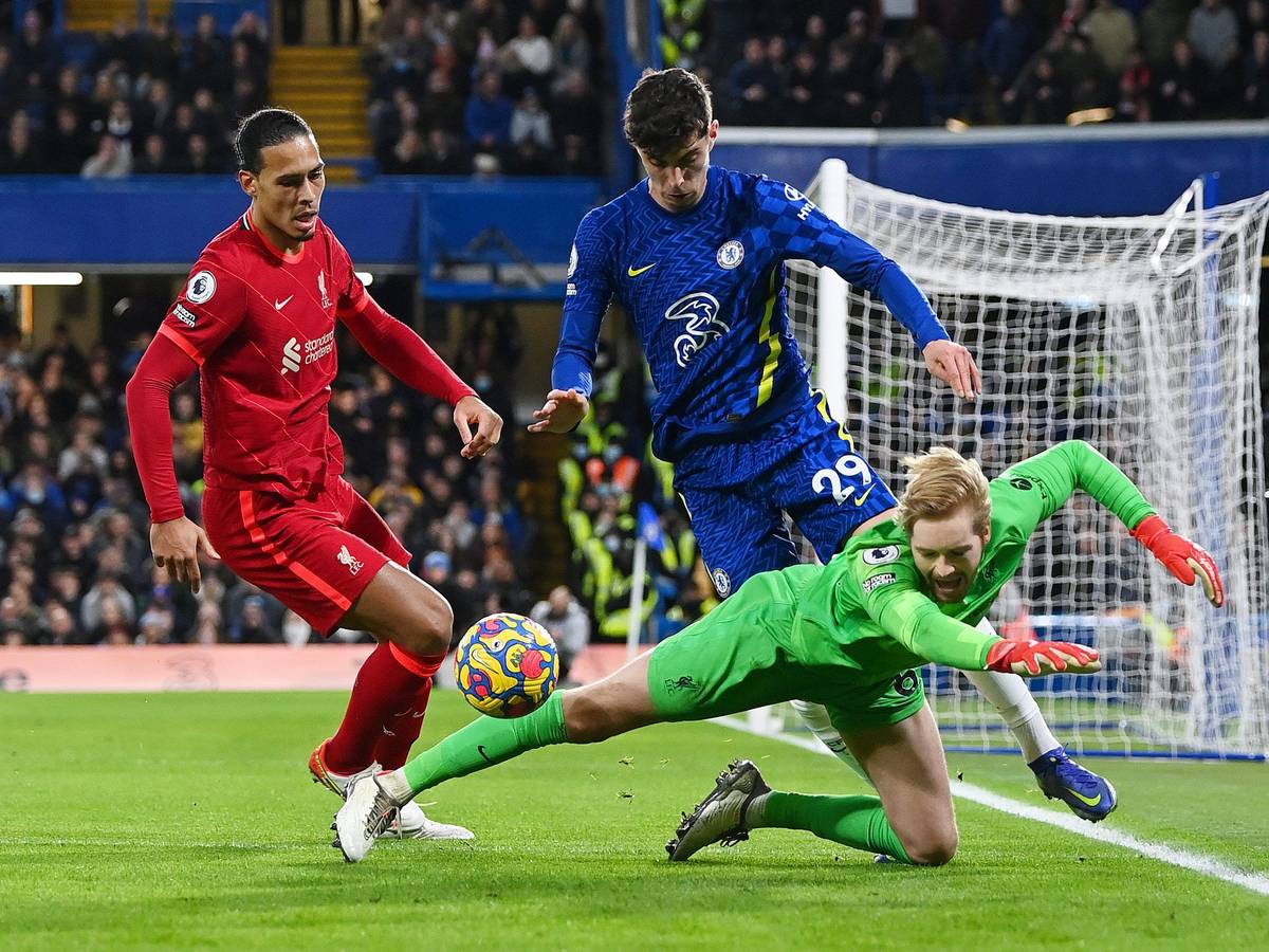 Kai Havertz (M.) im Duell mit Virgil van Dijk und Torwart Caoimhin Kelleher