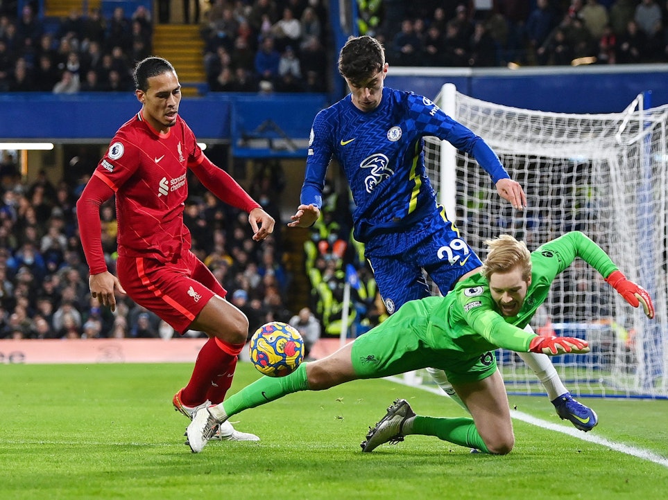 Kai Havertz (M.) im Duell mit Virgil van Dijk und Torwart Caoimhin Kelleher